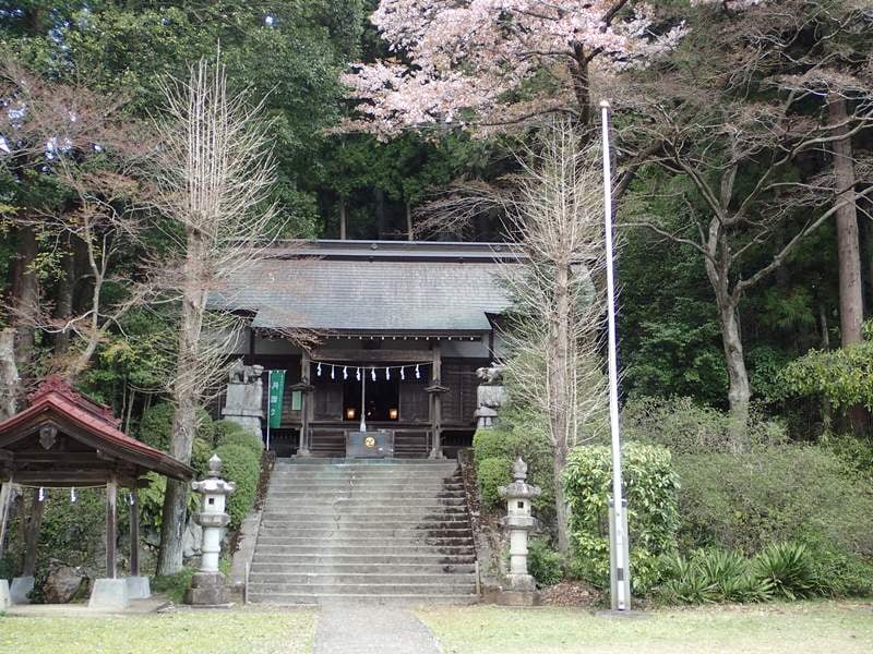 カフェのすぐ近くにある青渭神社