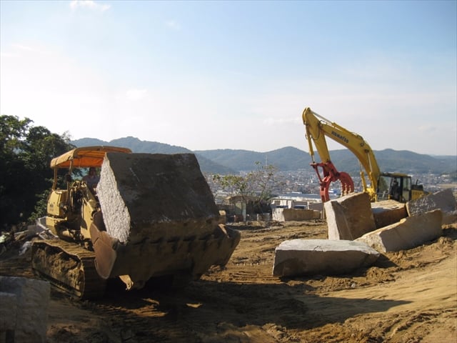 ブルドーザーで小割り場まで運びます。