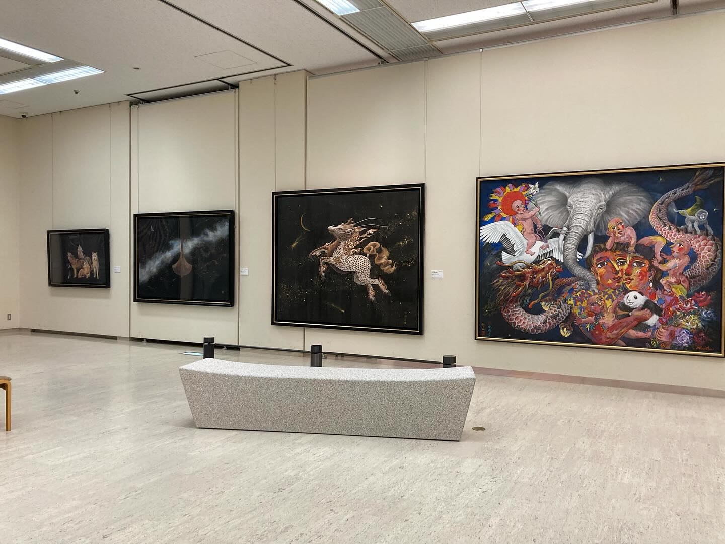 絹谷幸二親子三人展-ベンチ