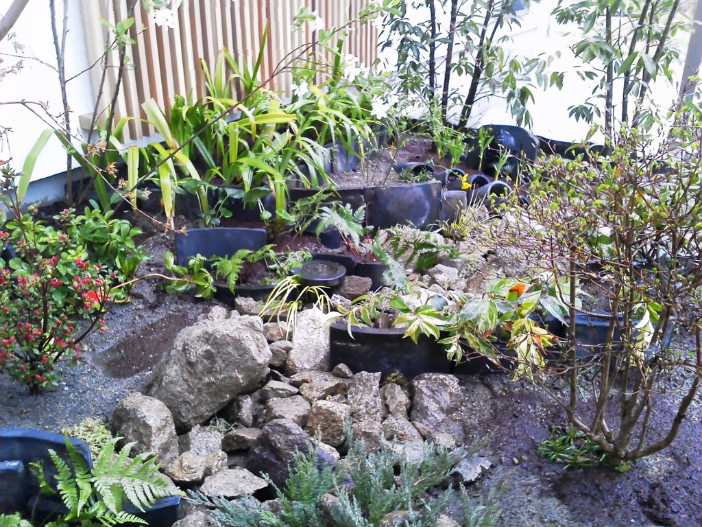 古瓦をアプローチや庭に再利用した造園工事　奈良県御所市T様邸