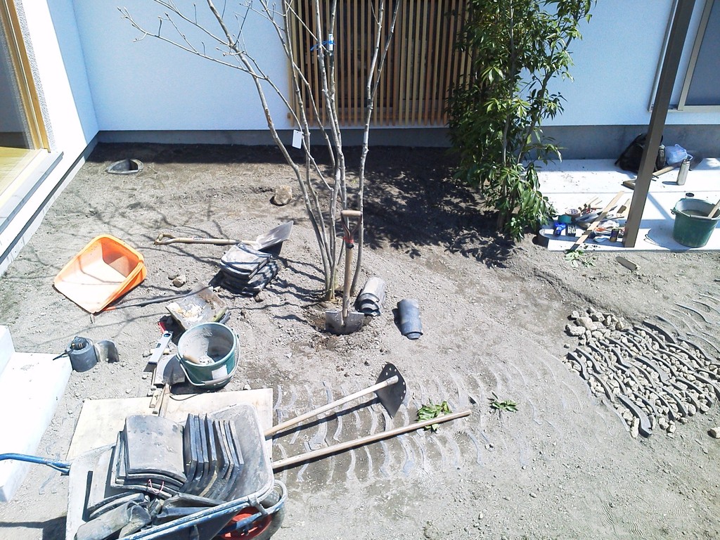 古瓦を坪庭の装飾に再利用