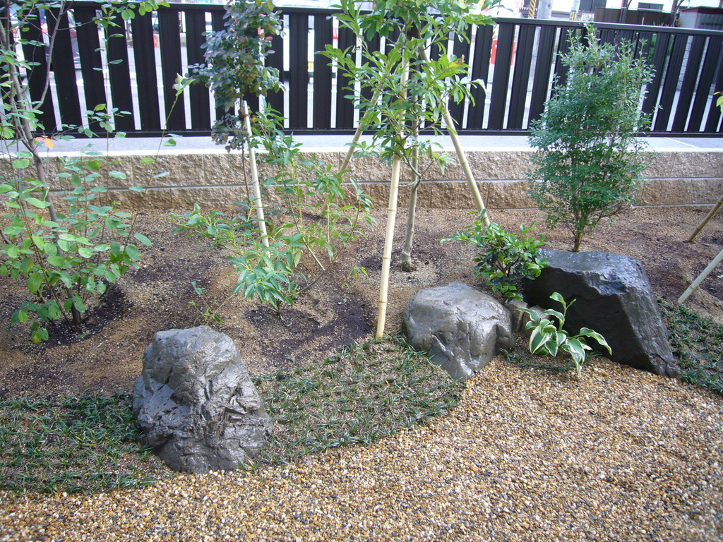 香芝市Ｍ様邸造園工事　施工事例　石工事　植栽　ウッドデッキ