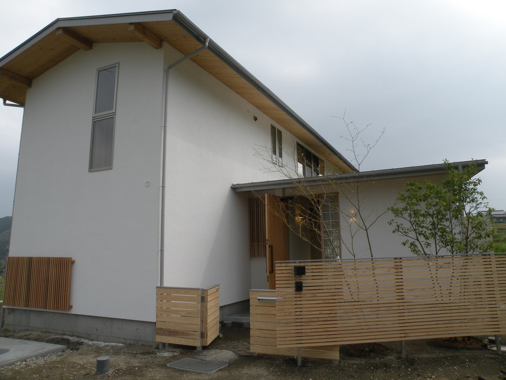 古瓦をアプローチや庭に再利用した造園工事　奈良県御所市T様邸