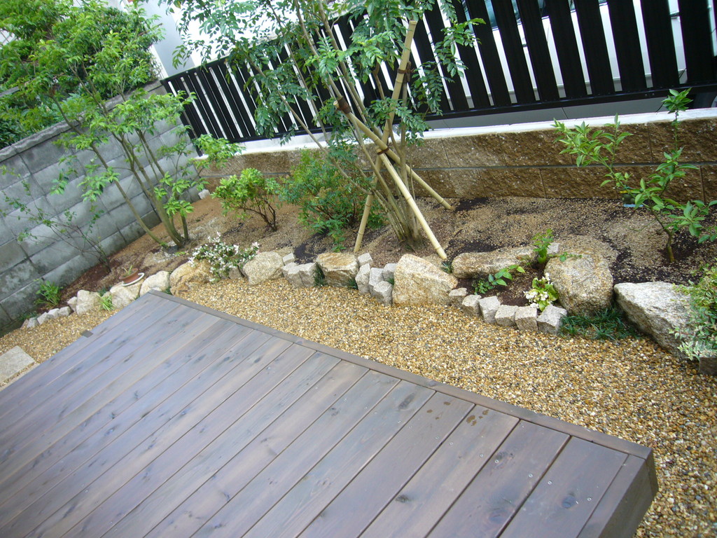 香芝市Ｍ様邸造園工事　施工事例　石工事　植栽　ウッドデッキ