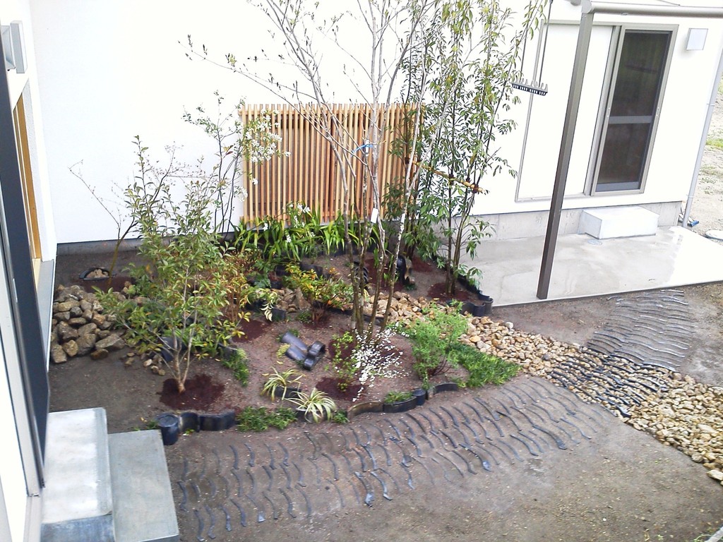 現場発生のゴロタ石を流れに再利用して完了!