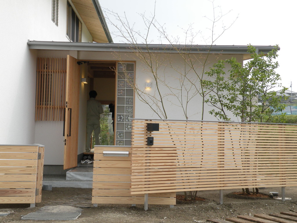 古瓦をアプローチや庭に再利用した造園工事　奈良県御所市T様邸