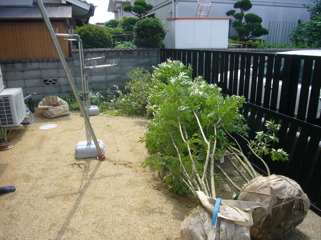 香芝市Ｍ様邸造園工事　施工事例　石工事　植栽　ウッドデッキ