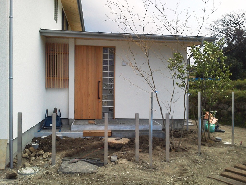 古瓦を小端立てに再利用したアプローチ