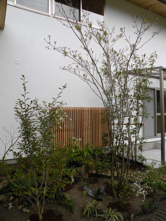 古瓦をアプローチや庭に再利用した造園工事　奈良県御所市T様邸