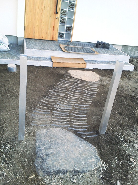 古瓦を小端立てに再利用したアプローチ