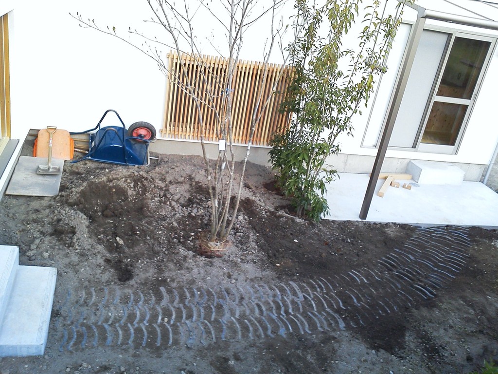 古瓦を小端立てに再利用したアプローチ