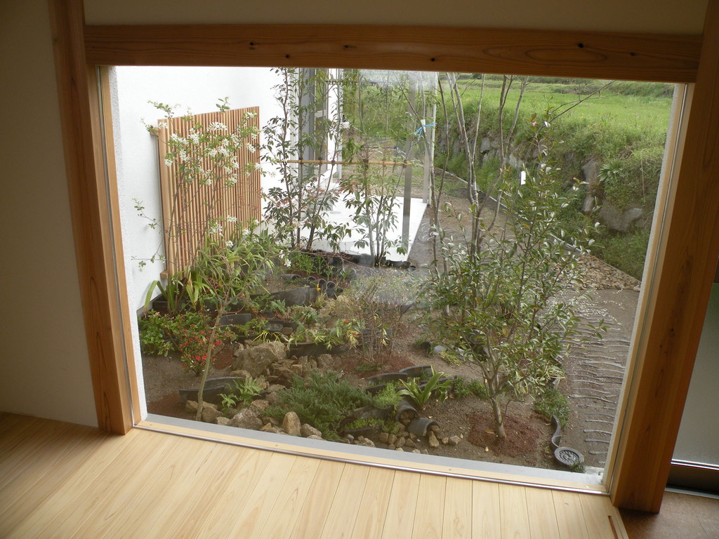 古瓦をアプローチや庭に再利用した造園工事　奈良県御所市T様邸