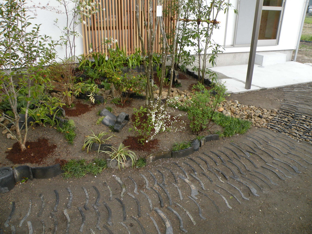 古瓦をアプローチや庭に再利用した造園工事　奈良県御所市T様邸