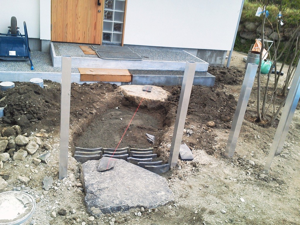 古瓦を小端立てに再利用したアプローチ