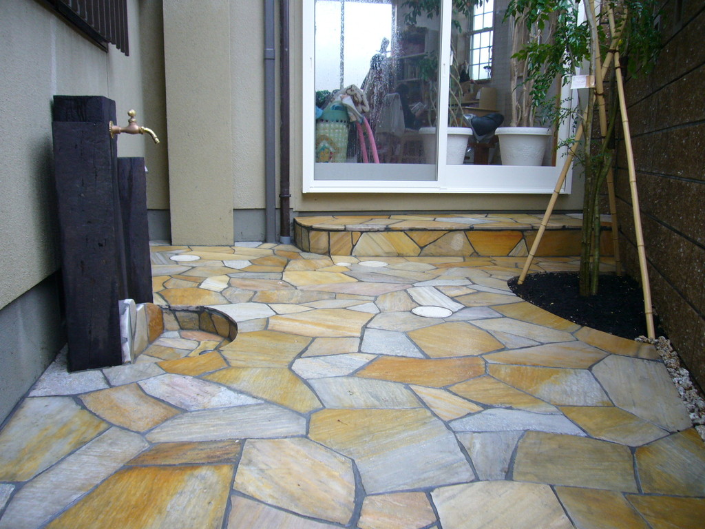 右下の再生ボタンをクリックしてください。スライドショーが始まります。