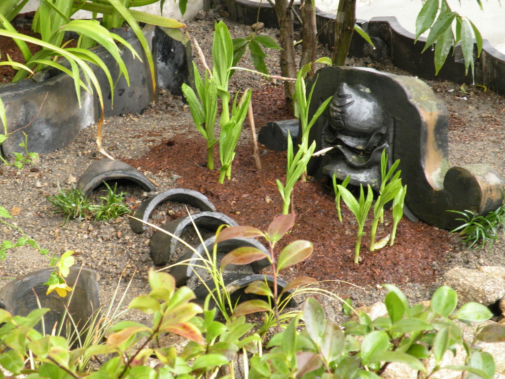 古瓦をアプローチや庭に再利用した造園工事　奈良県御所市T様邸