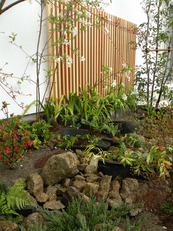 古瓦をアプローチや庭に再利用した造園工事　奈良県御所市T様邸