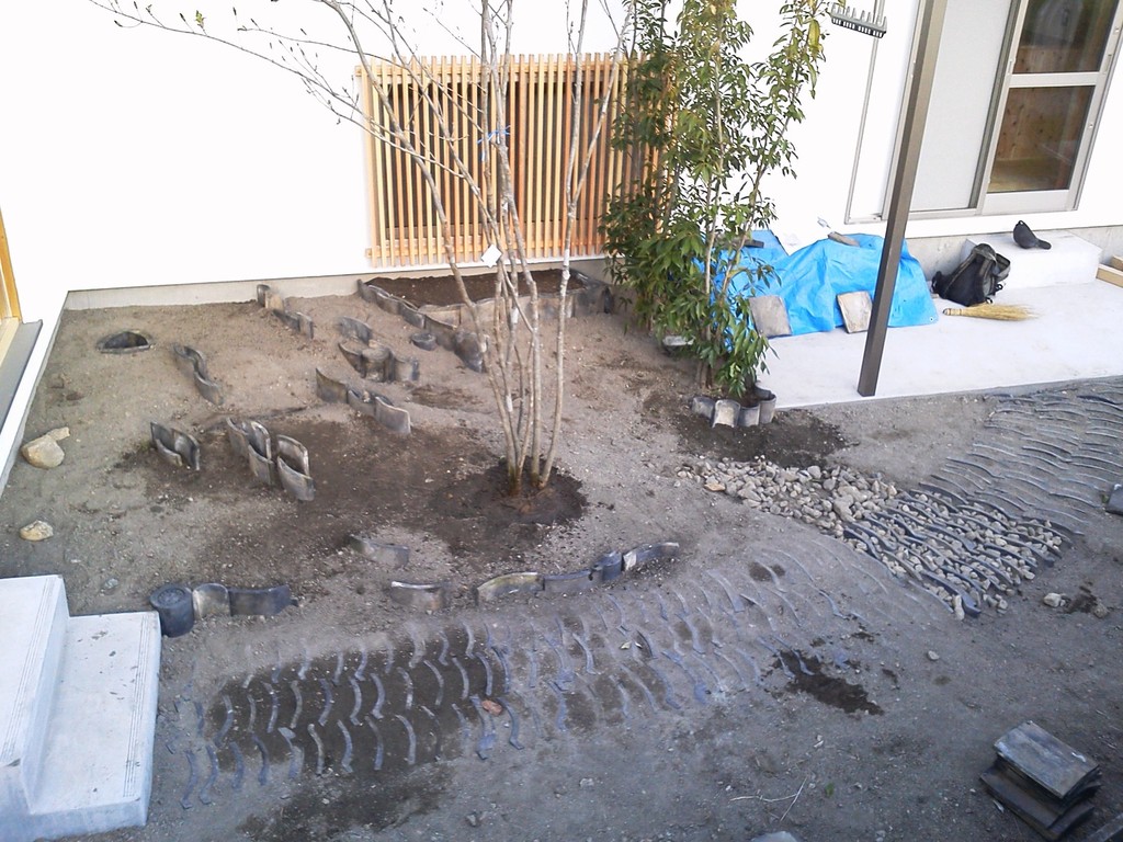 古瓦を坪庭の装飾に再利用