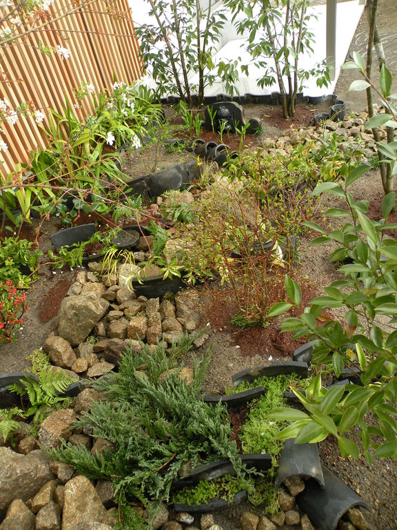 古瓦をアプローチや庭に再利用した造園工事　奈良県御所市T様邸