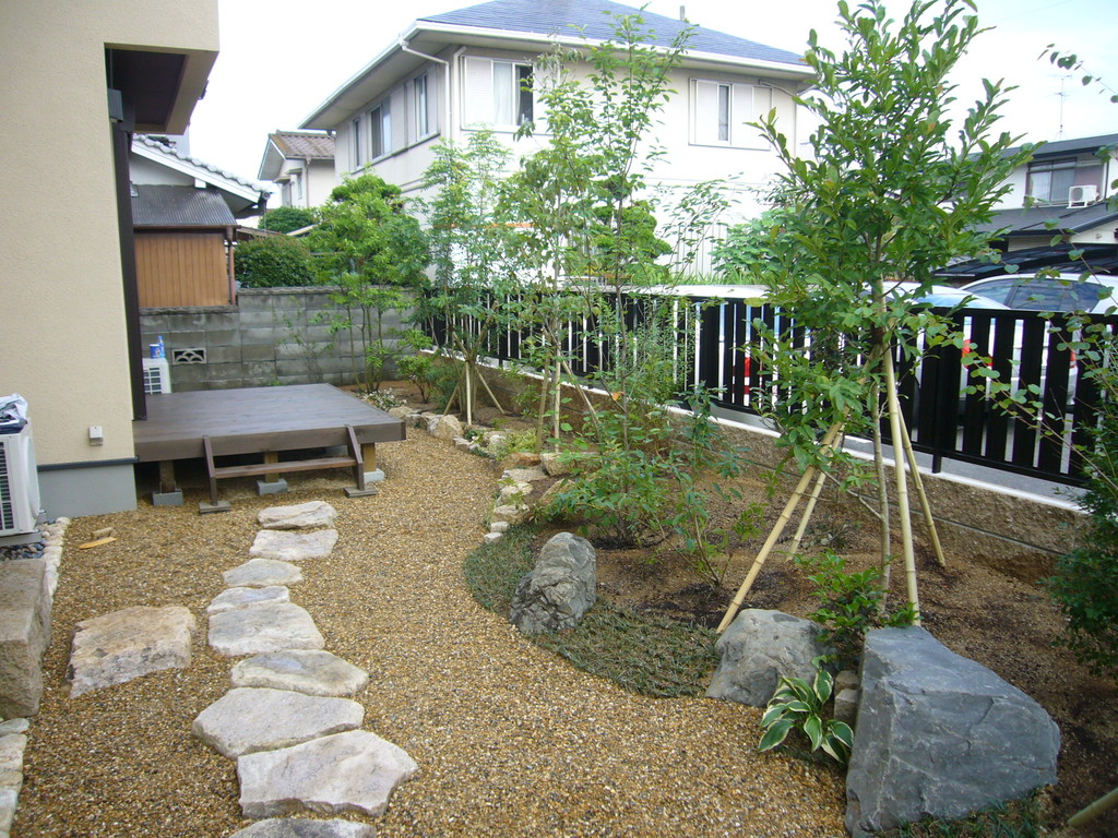 香芝市Ｍ様邸造園工事　施工事例　石工事　植栽　ウッドデッキ