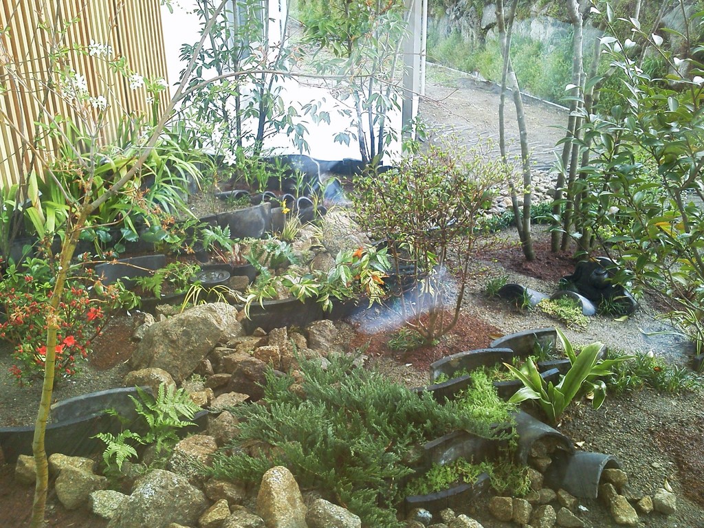 古瓦をアプローチや庭に再利用した造園工事　奈良県御所市T様邸