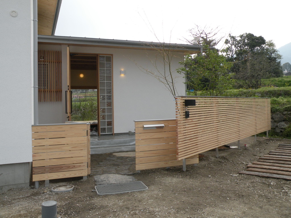 古瓦をアプローチや庭に再利用した造園工事　奈良県御所市T様邸