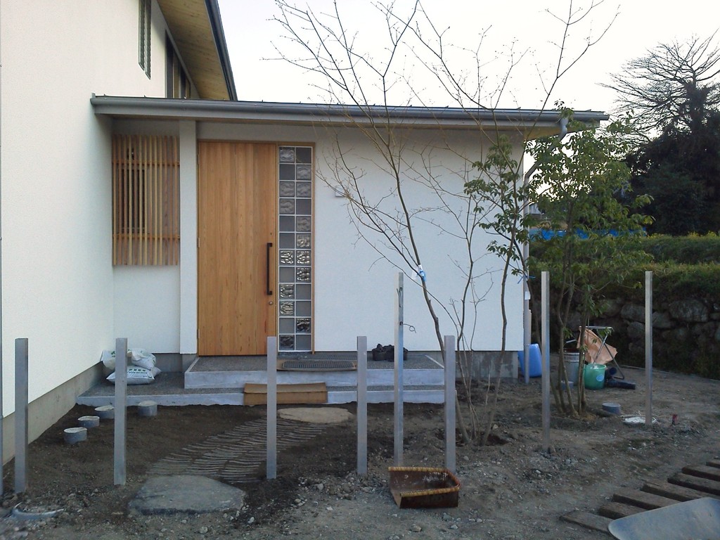 古瓦を小端立てに再利用したアプローチ