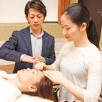 板橋区東武東上線上板橋駅近くのリンパマッサージ専門スクール「日本リンパケア研究協会」の授業の様子。男性セラピスト安達が教えています。