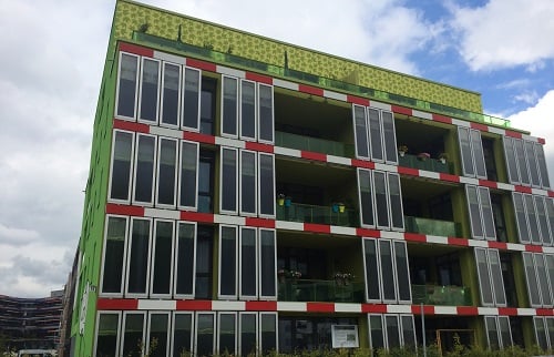 ハンブルク市のIBAに建てられた藻を生産するファサードを持つ建物
