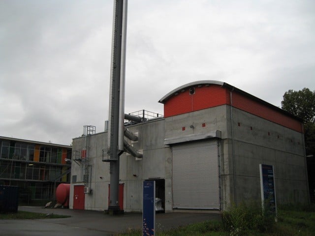 ヴォーバン住宅地の暖房・給湯は地域暖房と木質チップのコージェネ