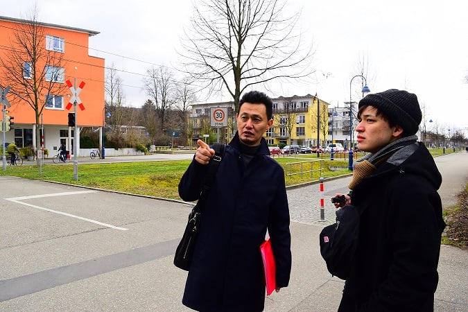 フライブルク市のヴォーバン住宅地で持続可能なまちづくり、都市計画の説明を受ける視察の風景