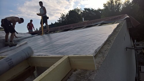 森と言えば、ドイツでは黒い森。現地の木造工務店は改修工事がメイン、気密施工はきっちりと