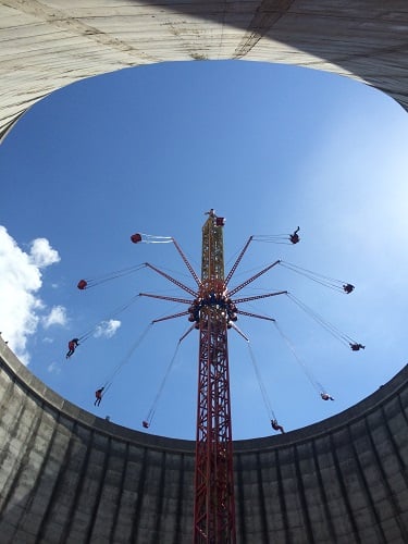 ドイツでは高速増殖炉の建設は途中できっぱりと断念され、遊園地として再整備、写真は冷却塔の中