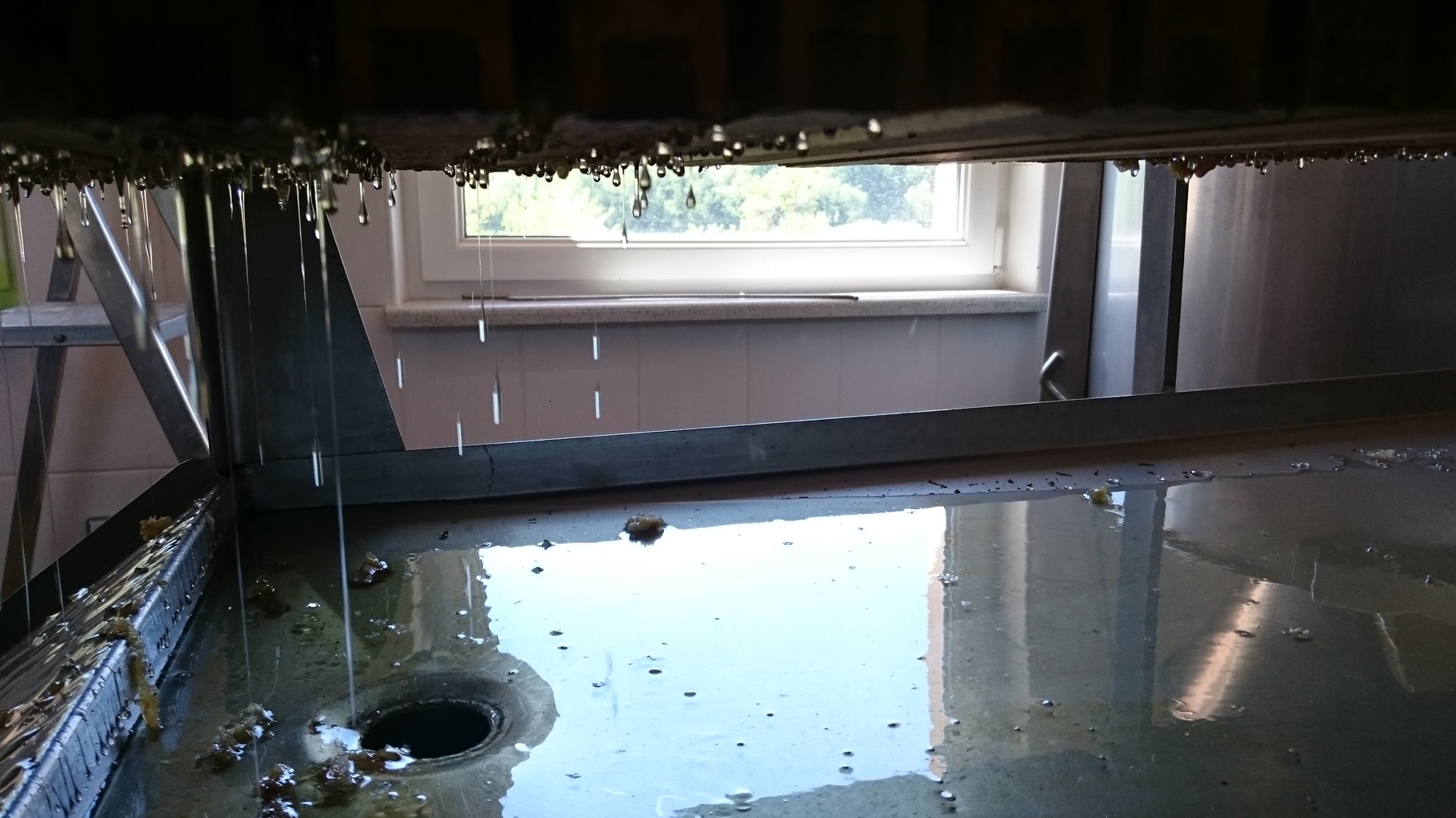 dès lors, le miel s'écoule