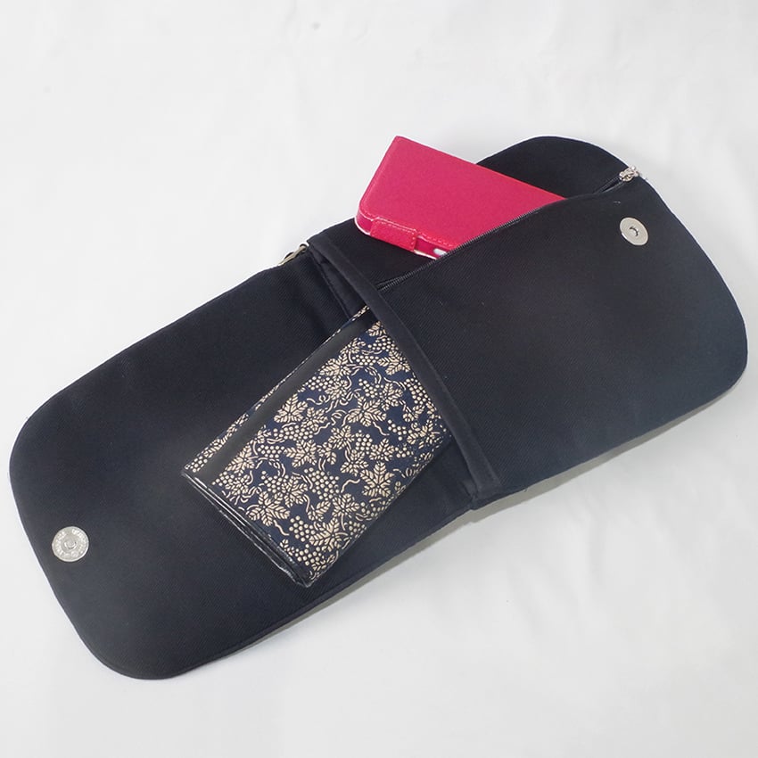 メインにお財布を、手前の内ポケット（ファスナー付き）にスマホを入れてみました