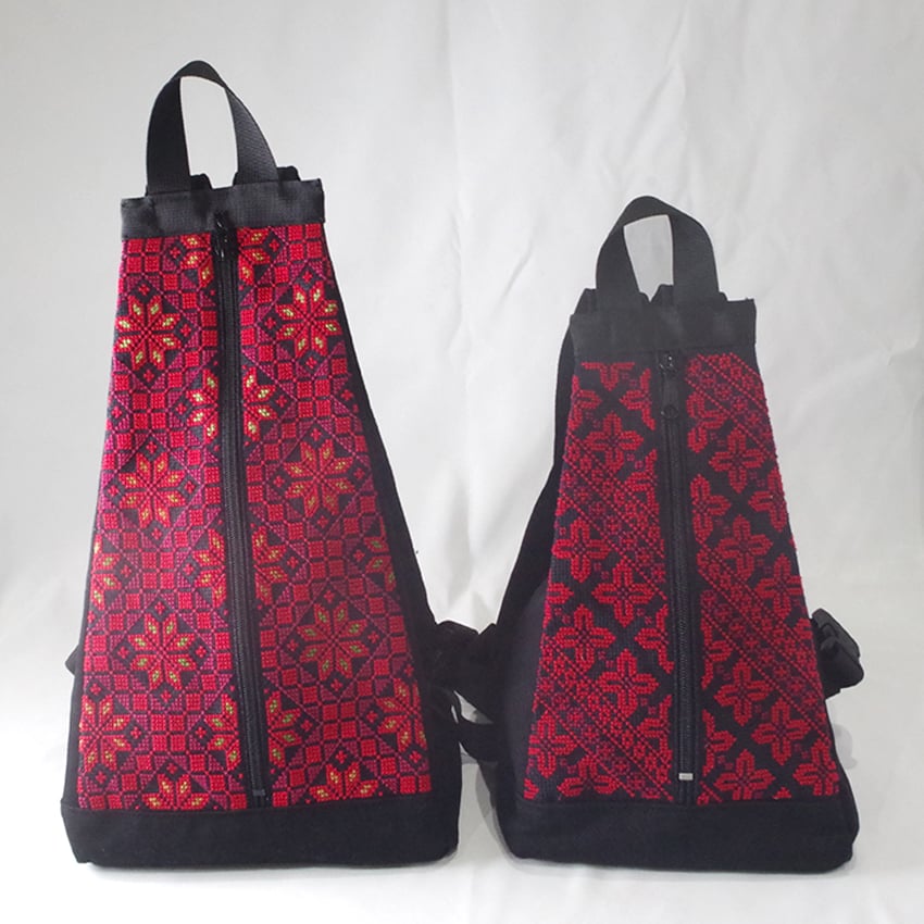 「三角リュック」と「三角リュック・ミニ」の大きさ比較