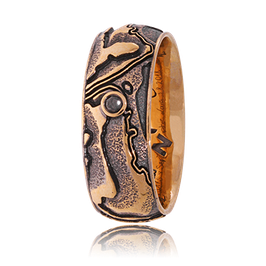 Schatzring in Rotgold und einem schwarzen Diamanten. Männerschmuck kaufen in Zürich bei der Goldschmiede OBSESSION.