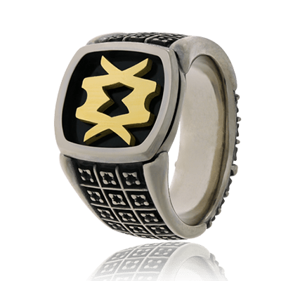 Monogramm-Ring in Weissgold mit einem Gelbgold Monogramm auf schwarzem Grund aus der Herrenschmuck-Kollektion Matrix von der Goldschmiede OBSESSION