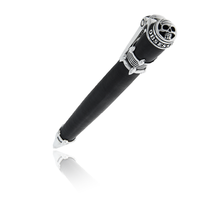 Kugelschreiber in Silber und Carbon mit Schädel-Motiv aus der Gremlin Kollektion. Männerschmuck kaufen in Zürich bei der Goldschmiede OBSESSION.