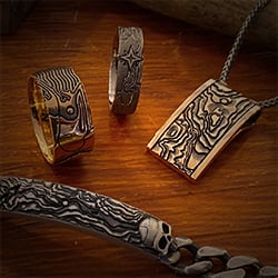 Herrenschmuck Kollektion Schatzkarte in Rotgold, Weissgold, Silber oder Edelstahl aus dem Atelier der Goldschmiede OBSESSION