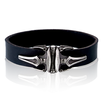 Schwarzes Lederarmband mit einer Schnalle in Silber aus der Herrenschmuck Kollektion Gremlin. Herrenschmuck kaufen in Zürich bei der Goldschmiede OBSESSION.