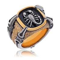 Wappenring (Gremlin) in Rotgold mit Weissgold Skorpion-Motiv in figürlicher. dreidimensionaler Ausarbeitung auf schwarzem Grund