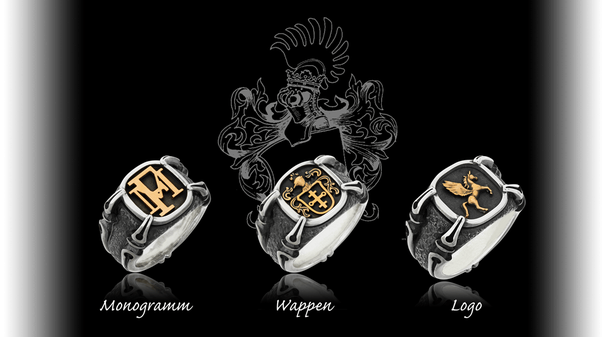rei handgefertigte Wappenringe mit individuellen Gravuren aus der Goldschmiede Obsession, präsentiert vor einem stilisierten Wappen-Hintergrund. 