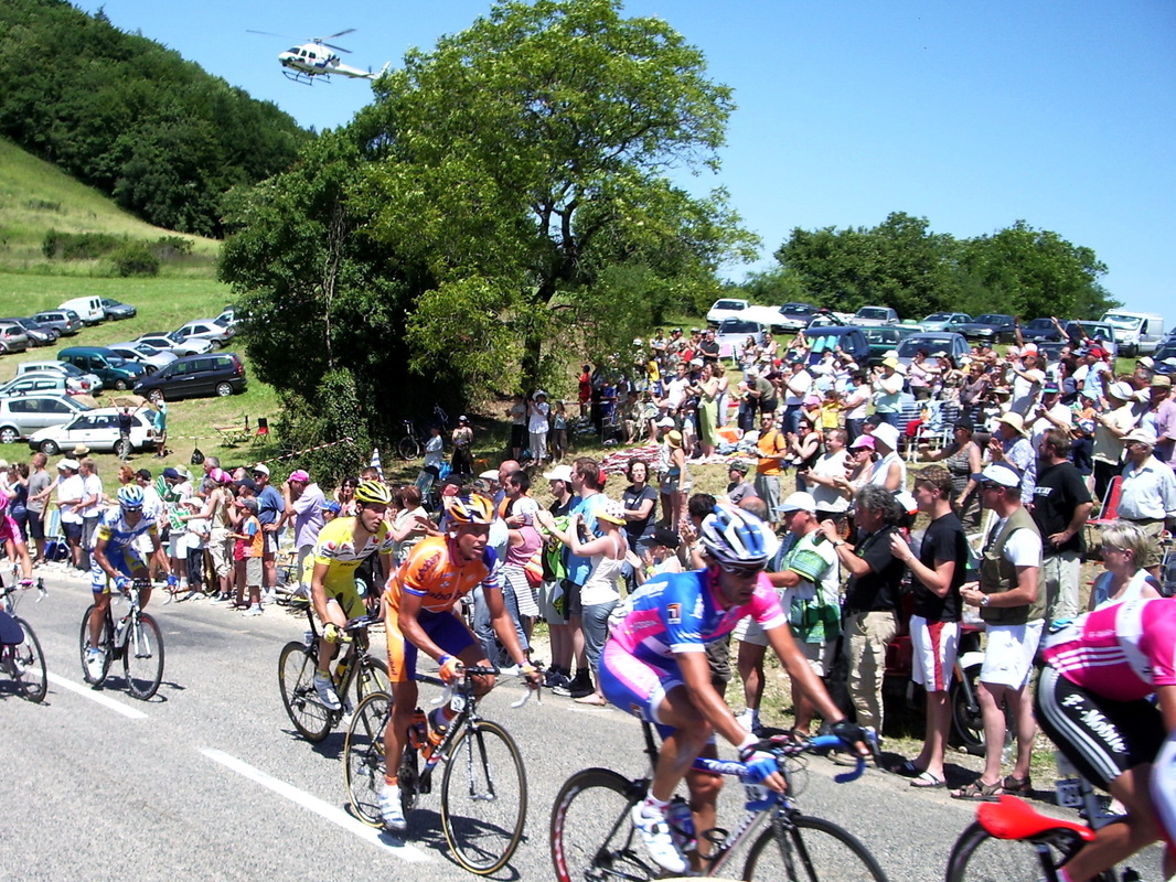 Le Tour de France 2007 au dessus de Châtillon, le peloton.