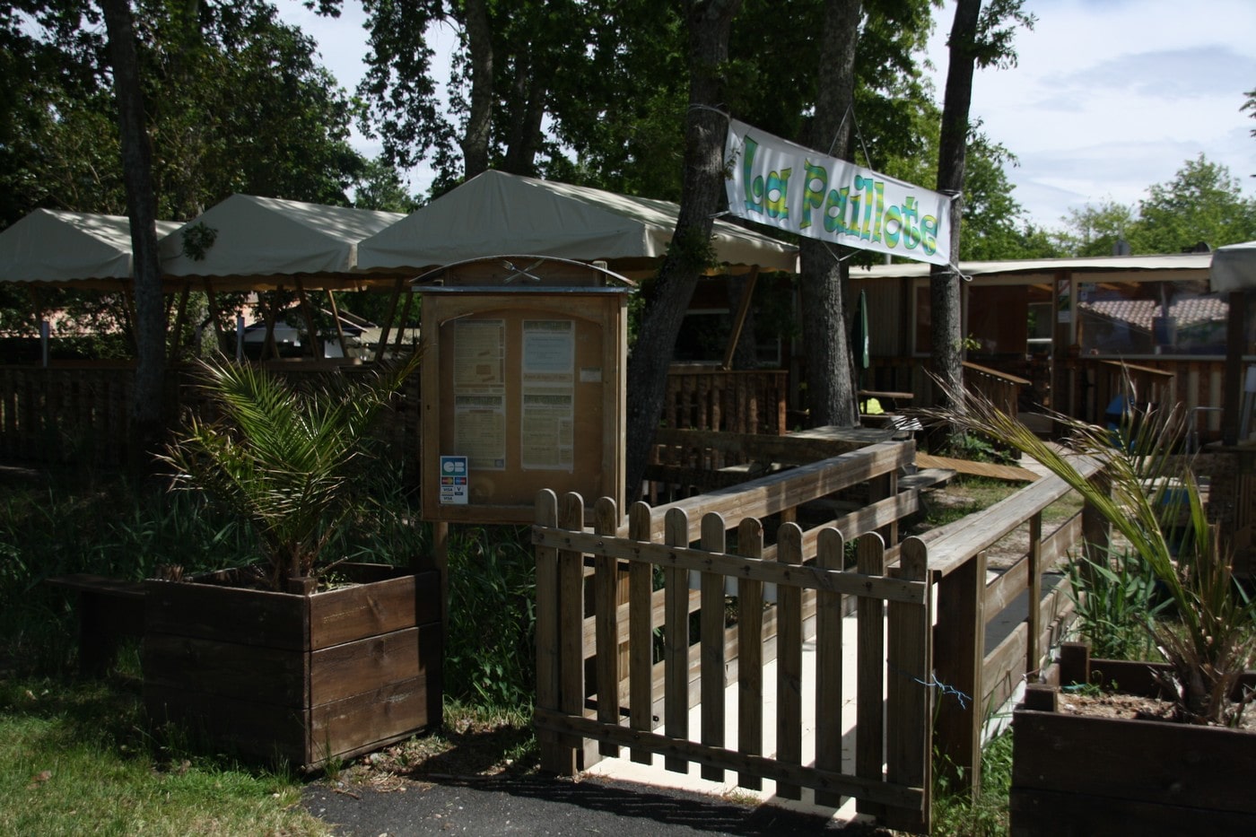 Entrée du restaurant au bord du lac de Parentis