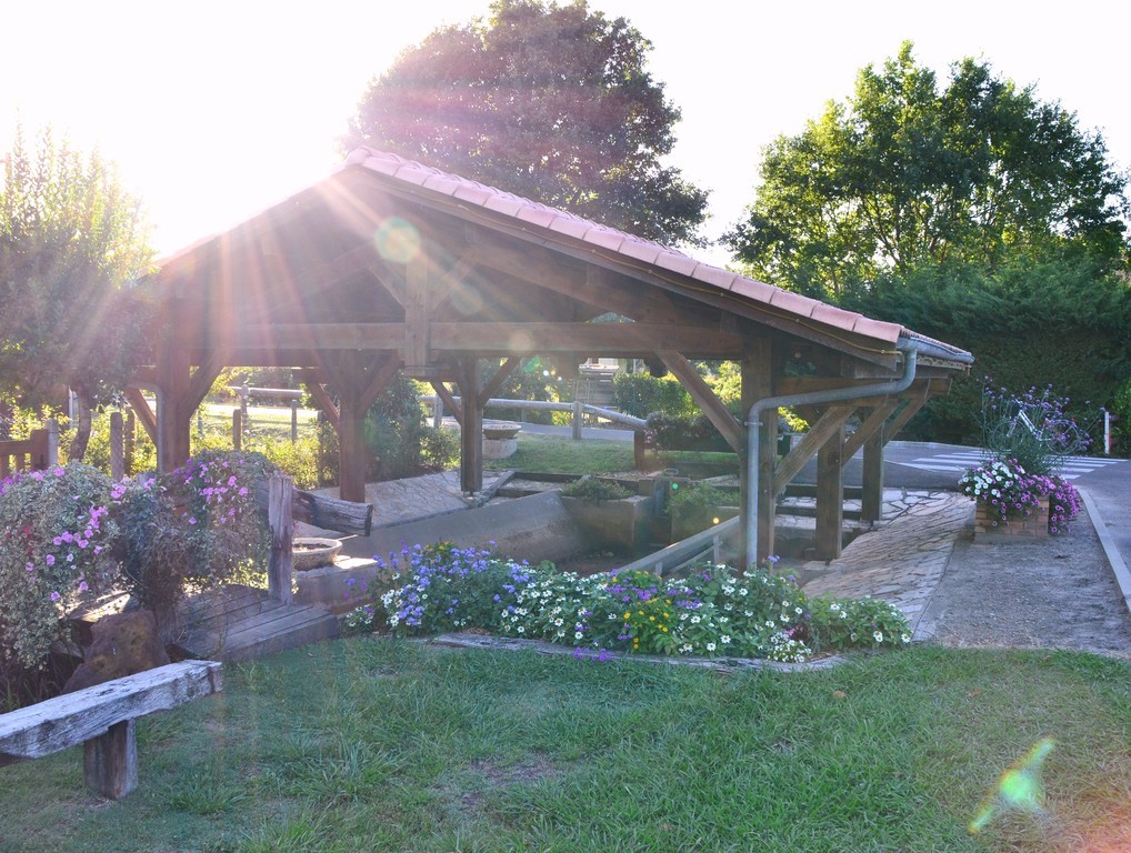 Lavoir à Gastes proche du Camping Les Pres Verts à Gastes