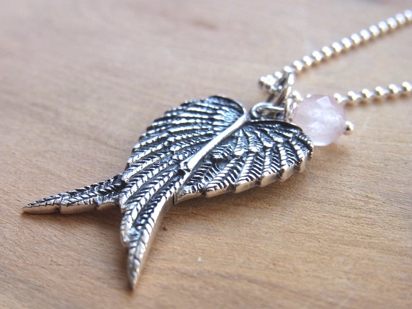 Kette mit Engelsflügel Anhänger aus Silber und Rosenquarz Perle