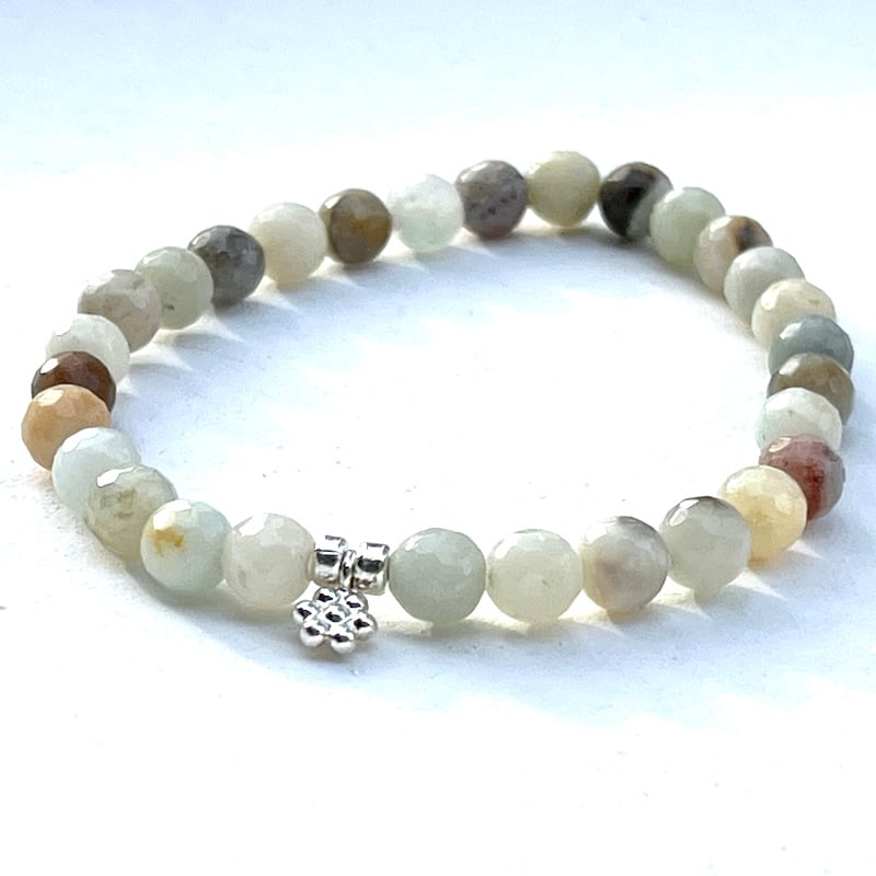 Amazonit Armband mit geschliffenen Multicolor Steinen in 6 mm und einer Silberblüte