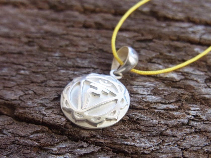 kette aus gelbem Fallschirmband mit einem Solarplexus Chakra Symbol Anhänger in Silber