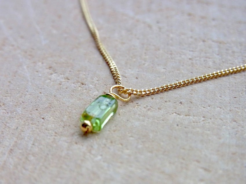 kurze goldene Kette mit kleinem Peridot Anhänger